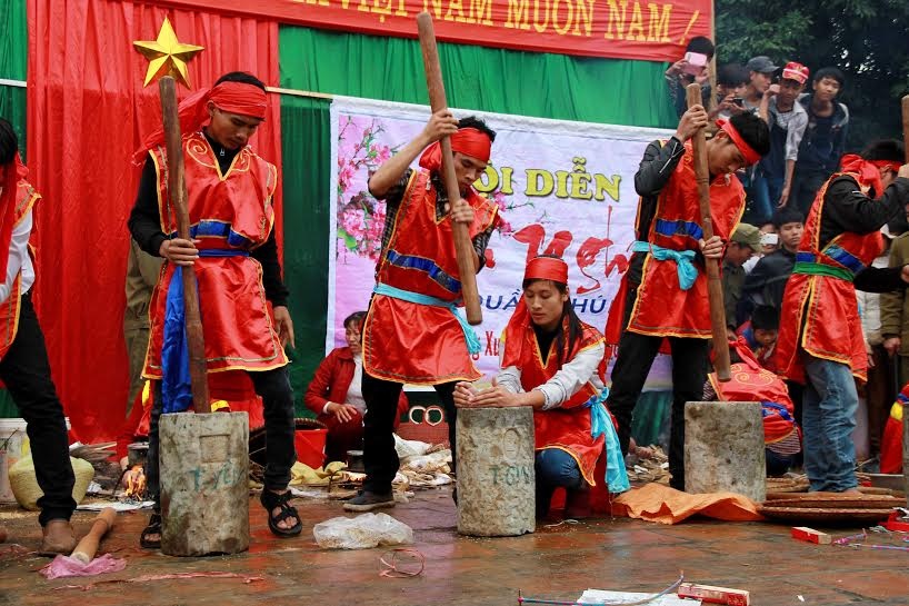 Sống lại thời kỳ giã gạo trong lễ hội Cơm thi - 2 Nấu cơm thi bằng phương pháp truyền thống là một phần không thể thiếu trong buổi lễ