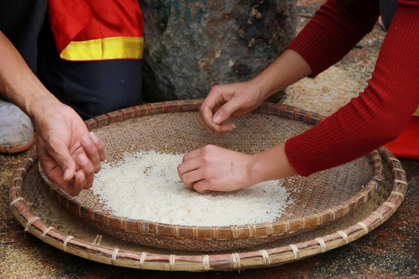 Sống lại thời kỳ giã gạo trong lễ hội Cơm thi - 4 Để có nồi cơm ngon cúng thành Hoàng làng, mỗi thôn phải chọn những cô thôn nữ khéo tay, đảm việc