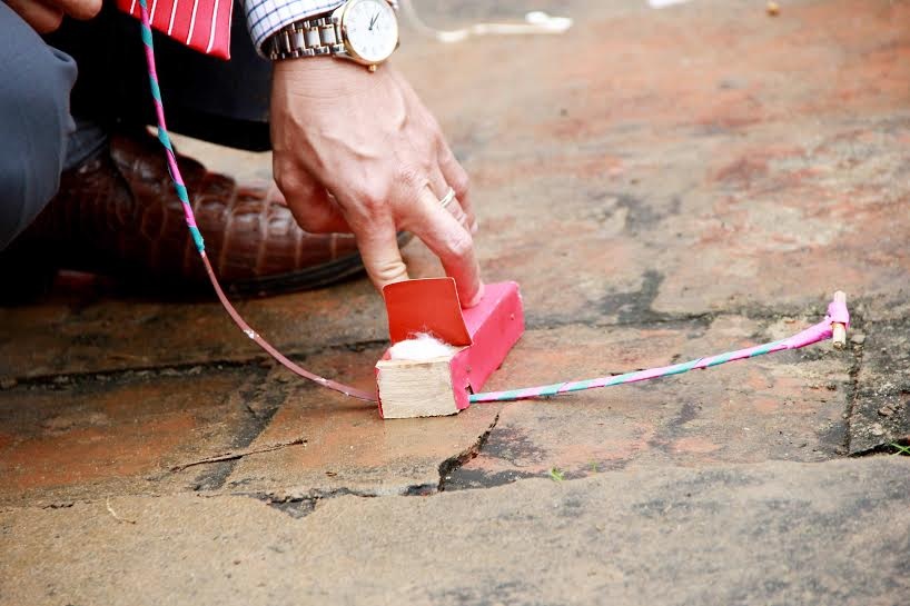 Sống lại thời kỳ giã gạo trong lễ hội Cơm thi - 5 Việc đánh lửa cũng phải thực hiện theo phương pháp cổ xưa