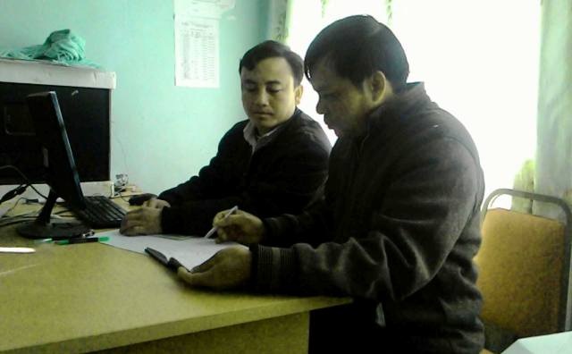 Gian nan con đường xóa bản “trắng” Đảng viên của người lính biên phòng - 1 Thiếu tá Phạm Văn Tôn (bên phải), người dày công xóa bản trắng Đảng viên cho đồng bào H'Mông