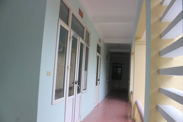 Tất cả các phòng từ tầng 1 lên tầng 2 của trụ sở UBND xã Ngư Lộc đều không một bóng người.