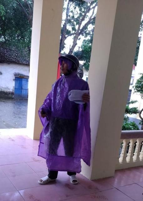 Trong giờ làm việc, ủy ban xã không một bóng người - 4 Người dân đội mưa đến xin dấu ra về trong bức xúc.