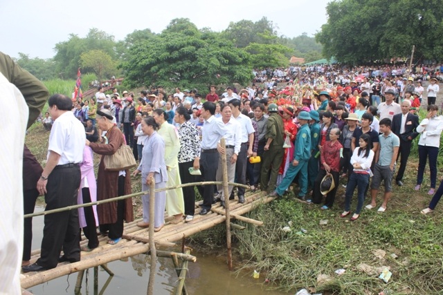 Đông đảo người dân và du khách thập phương tập trung hai bên bờ sông để theo dõi lễ nghi rước nước