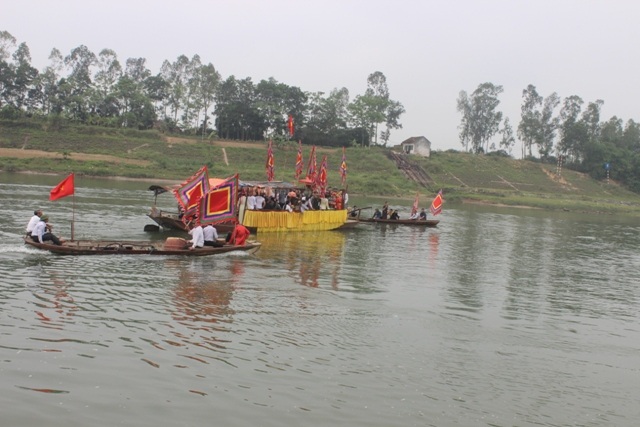 Đoàn rước nước phải chạy 3 vòng quanh vịnh Quần Tiên mới được chạy thẳng đến Đá Ông để rước nước về