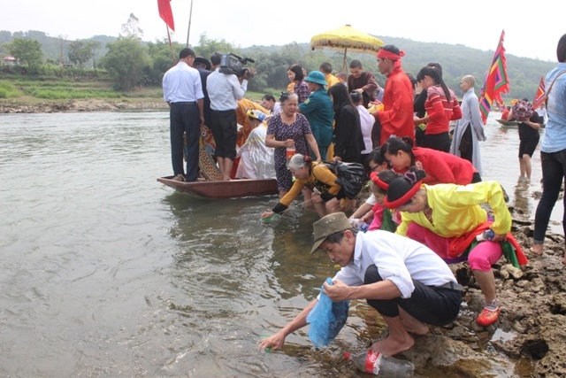 Người dân cũng tranh thủ lấy nước tiên về để lên bàn thờ