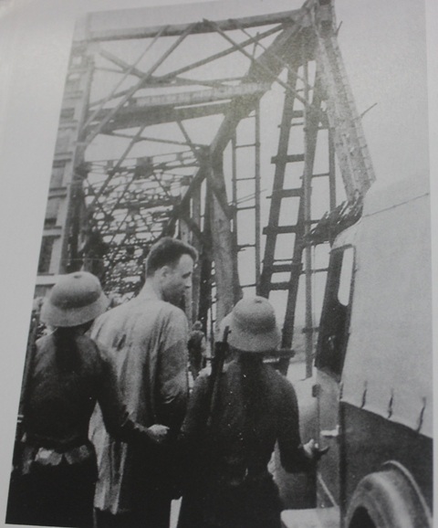 Tên phi công của Mỹ bị quân và dân Thanh Hóa bắt sống