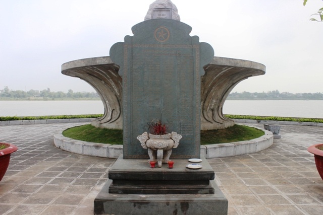 Tấm bia trên đê sông Mã, ghi đầy đủ 64 giáo sinh xấu số trong vụ nổ bom lịch sử ngày 14/6