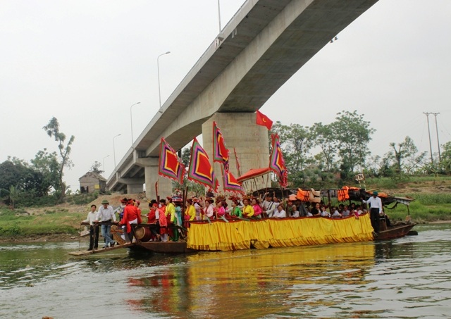 Chiếc thuyền rồng lớn nhất trong 5 chiếc đi rước nước