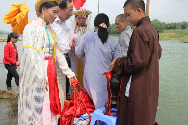 Nước tiên đã được lấy đầy bình để dùng cho đến lễ hội sang năm