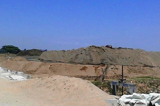 Bãi cát đang gây hư hỏng tuyến đê của người dân xã Quảng Cư