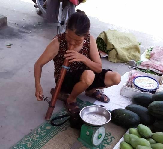 Ở nơi phụ nữ hút thuốc lào từ năm 13, 14 tuổi - 2 Dạo quanh chợ Bùi không khó để phát hiện ra hình ảnh những bà bán hàng ngồi hút thuốc lào