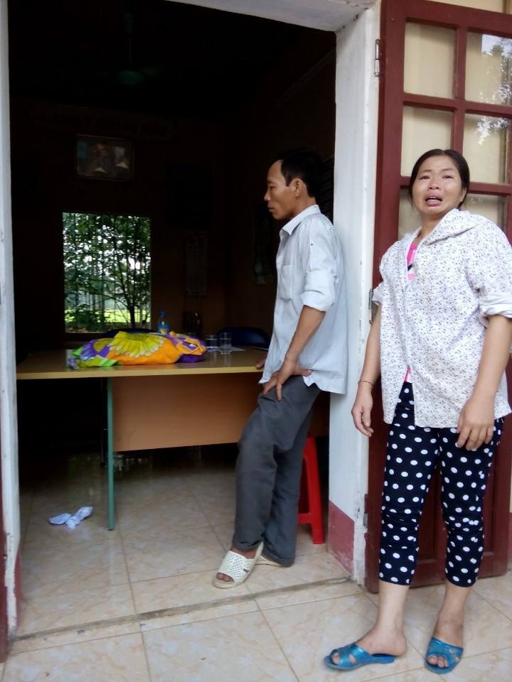 Cháu bé 13 ngày tuổi chết bất thường sau tiêm vắc xin phòng lao - 1 Người nhà đau đớn mang thi thể cháu bé xấu số đến để ở Trạm y tế xã