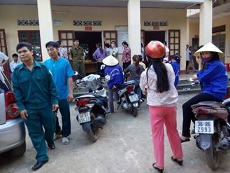 Cháu bé 13 ngày tuổi chết bất thường sau tiêm vắc xin phòng lao - 2 Người nhà cháu bé cùng người dân phẫn nộ tập trung tại Trạm y tế xã