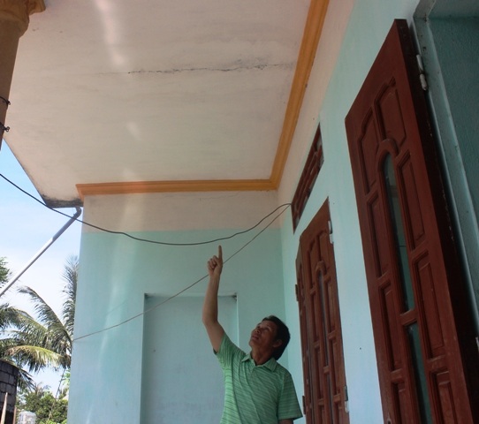 Nhiều gia đình bị nứt tường do doanh nghiệp nổ mìn khai thác đá.