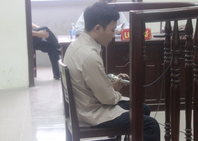 Mặc dù được ngồi ghế trả lời nhưng Tám vẫn run sợ trước HĐXX 