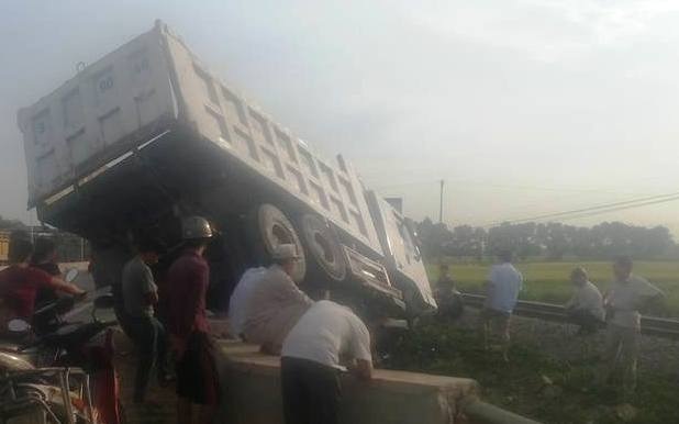 Chiếc xe kịp dừng lại sát mép đường ray