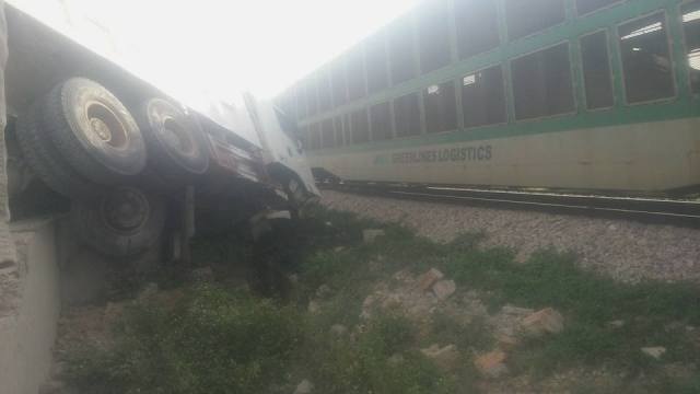 Chiếc xe kịp dừng lại sát mép đường ray