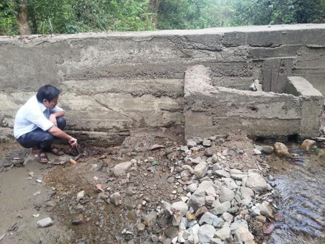 Sai phạm trong công trình nước sạch hơn 80 triệu đồng - 1 Công trình đập nước sạch tại xã Ngọc Phụng đang bị thủng đáy do chất lượng thi công kém.
