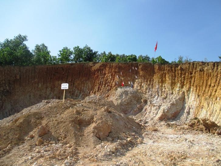 Phát hoảng vì phát hiện quả bom khi san lấp vườn - 1 Khu vực phát hiện quả bom được bảo vệ nghiêm ngặt