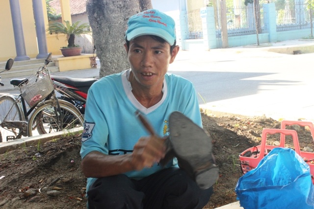 Anh Tùng tranh thủ đánh giày trong lúc chờ con thi