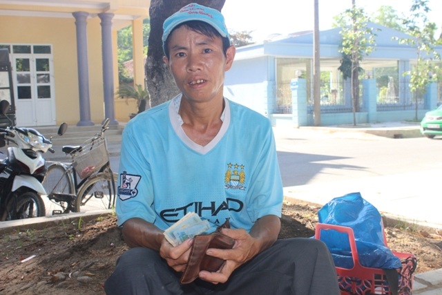 Người cha vui vẻ khoe những đồng tiền lẻ vừa kiếm được từ việc đánh giày