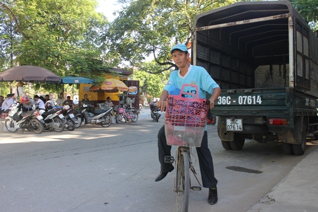 Người cha vui vẻ khoe những đồng tiền lẻ vừa kiếm được từ việc đánh giày