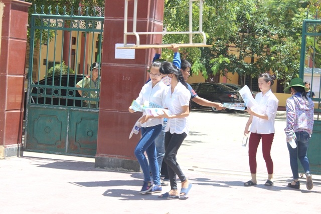 Thí sinh hài lòng vì đề Văn không khó. (Ảnh: Nguyễn Thùy)