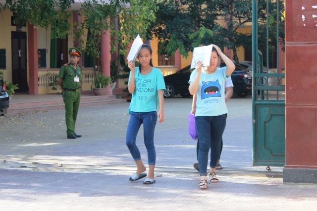 Thời tiết nắng nóng khiến nhiều thí sinh tỏ ra vô cùng mệt mỏi. (Ảnh: Nguyễn Thùy)