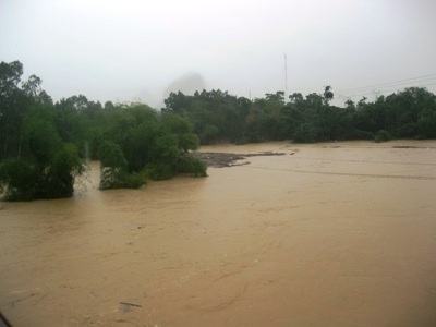Mưa lớn, hàng ngàn hộ dân chìm trong biển nước - 4
