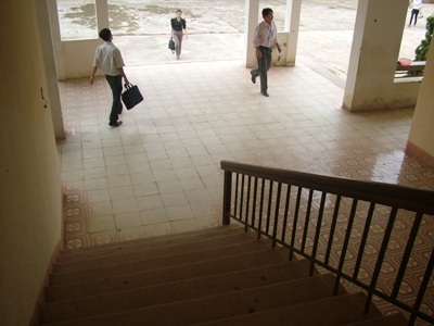 Bị phạt trong lớp, một học sinh vác dao chém thầy giáo - 1