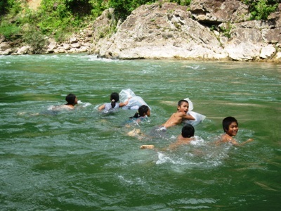 Cấp thuyền, áo phao cho các học sinh “bơi qua sông đến trường” - 1 Cấp thuyền, áo phao cho các học sinh “bơi qua sông đến trường” - 1
