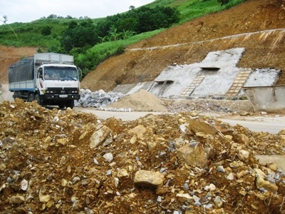 Mưa kéo dài, quốc lộ sạt lở nghiêm trọng - 5 Mưa kéo dài, quốc lộ sạt lở nghiêm trọng - 5