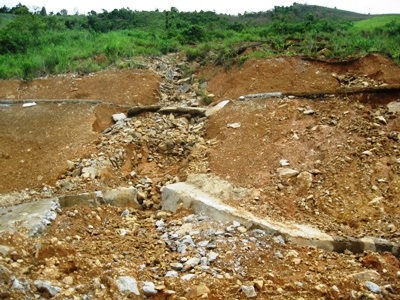 Mưa kéo dài, quốc lộ sạt lở nghiêm trọng - 3 Mưa kéo dài, quốc lộ sạt lở nghiêm trọng - 3