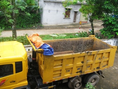 Lực lượng kiểm lâm nổ súng vây bắt xe chở gỗ lậu - 1 Lực lượng kiểm lâm nổ súng vây bắt xe chở gỗ lậu - 1