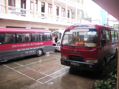 Sở GTVT Quảng Bình bị xe buýt "bao vây" - 1