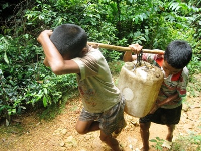 Tình cô giáo trẻ trong lớp học tranh tre, bàn ghế xiêu vẹo - 10