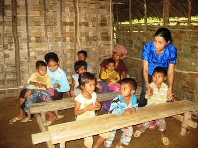 Tình cô giáo trẻ trong lớp học tranh tre, bàn ghế xiêu vẹo - 9