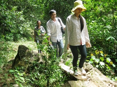 Tình cô giáo trẻ trong lớp học tranh tre, bàn ghế xiêu vẹo - 5