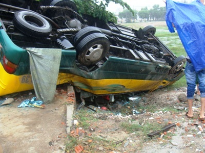 Xe khách lật ngửa, 7 người thoát chết may mắn - 1