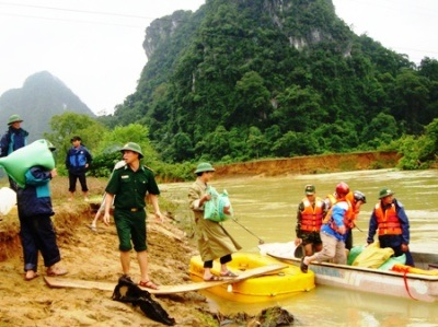 Cấp gạo cho người dân vùng lũ, khẩn trương ứng phó bão số 6 - 1