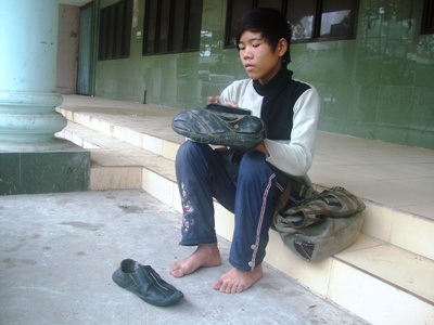 Mủi lòng cảnh cậu bé học lớp 9 đánh giày nuôi mẹ bạo bệnh - 1 Mủi lòng cảnh cậu bé học lớp 9 đánh giày nuôi mẹ bạo bệnh - 1