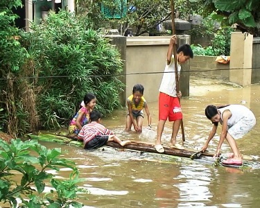 Một nữ sinh bị lũ cuốn trôi, hơn 800 ngôi nhà bị ngập - 1 Một nữ sinh bị lũ cuốn trôi, hơn 800 ngôi nhà bị ngập - 1