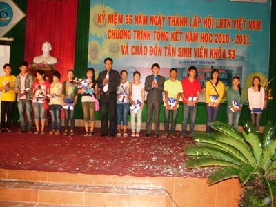 SV ĐH Quảng Bình nhắn tin “Vì biển đảo và Ủng hộ Trường Sa” - 1