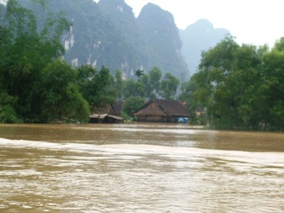 “Rốn lũ” Tân Hóa lại “chơi vơi” giữa mênh mông nước - 6