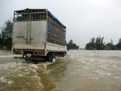 Quảng Bình: Quốc lộ 1A nhiều đoạn vẫn còn ngập sâu - 1