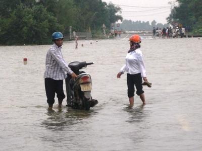 Quảng Bình: Quốc lộ 1A nhiều đoạn vẫn còn ngập sâu - 2