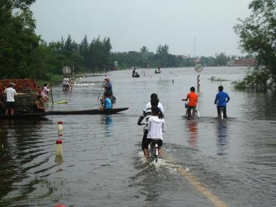 Quảng Bình: Quốc lộ 1A nhiều đoạn vẫn còn ngập sâu - 3