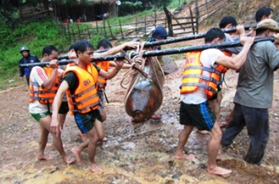 Phát hiện 2 quả bom tạ sau lũ - 1 Phát hiện 2 quả bom tạ sau lũ - 1