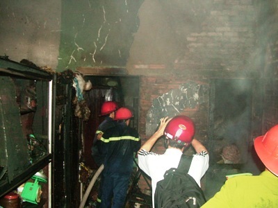 “Bà hoả” thiêu rụi phòng khám đông y và tiệm may - 2