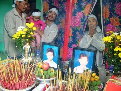 Những mái đầu bạc khóc thương 3 trẻ đầu xanh - 1